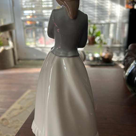 Lladro Nao #241 Girl Holding Puppy in Blanket Collectible Porcelain Figurine
10" - Picture 3 of 4